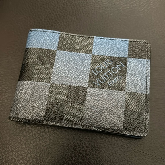 Louis Vuitton wallet - Picture 1 of 10